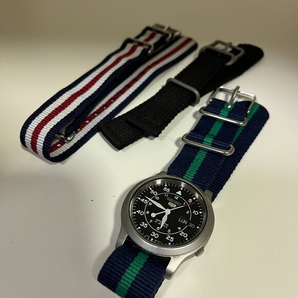 Seiko 5 Black Dial SNK809 37mm Automatic Watch with Nylon Straps - Great conditi - Picture 2 of 5